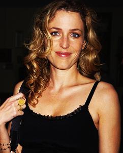 gillian-anderson-a-cock-and-bull-story-premiere-2005–003-small.jpg