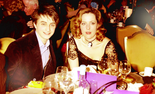 gillian-anderson-daniel-radcliffe-evening-standard-theater-awards-2003.png