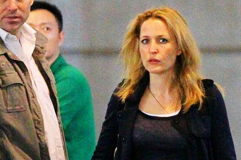 gillian-anderson-lax-airport-los-angeles-july-2011-small.jpg