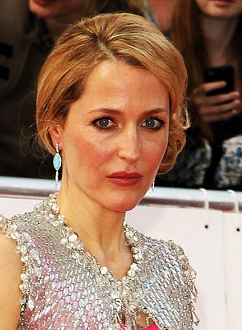 gillian-anderson-london-22–05–2011–004-small.png