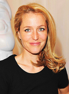 gillian-anderson-london-fashion-week-mulberry-spring-summer-2013–001-small.png