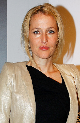 gillian-anderson-world-chess-championship-somerset-house-20–09–2012–003-small.png