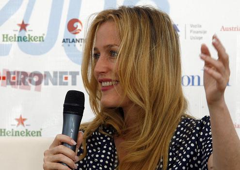 gillian_anderson_sarajevo_film_festival_20_08_2009_b_small.jpg
