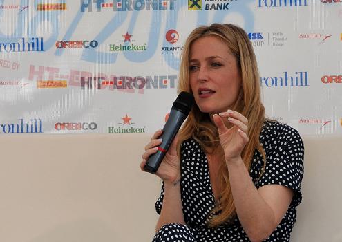 gillian_anderson_sarajevo_film_festival_20_08_2009_c_small.jpg