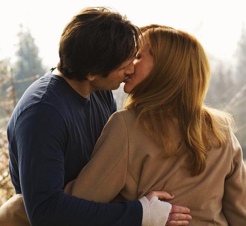 xfiles-i-want-to-believe-in-christmas-kiss-small.jpg